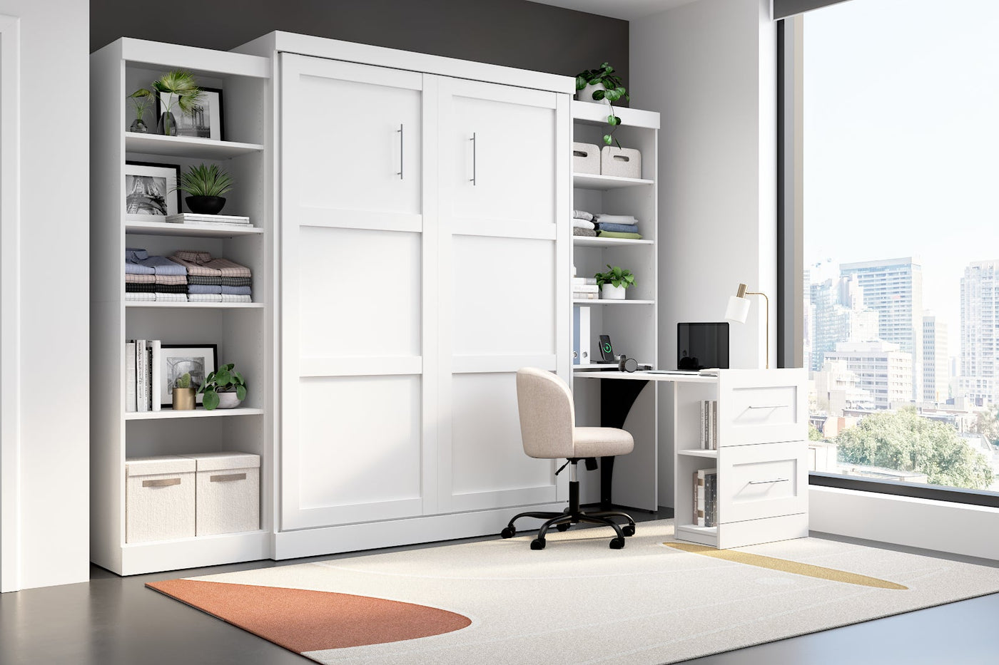 Un espace flexible inspiré commence par un lit escamotable Queen avec un bureau