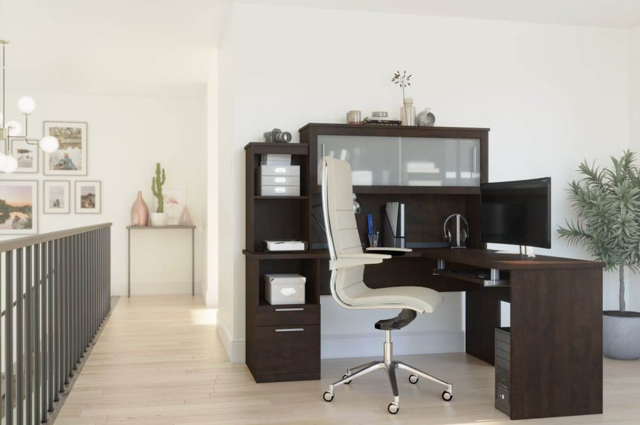 Vous travaillez toujours à domicile ? 6 raisons pour lesquelles un bureau en L vous aidera à travailler au mieux.