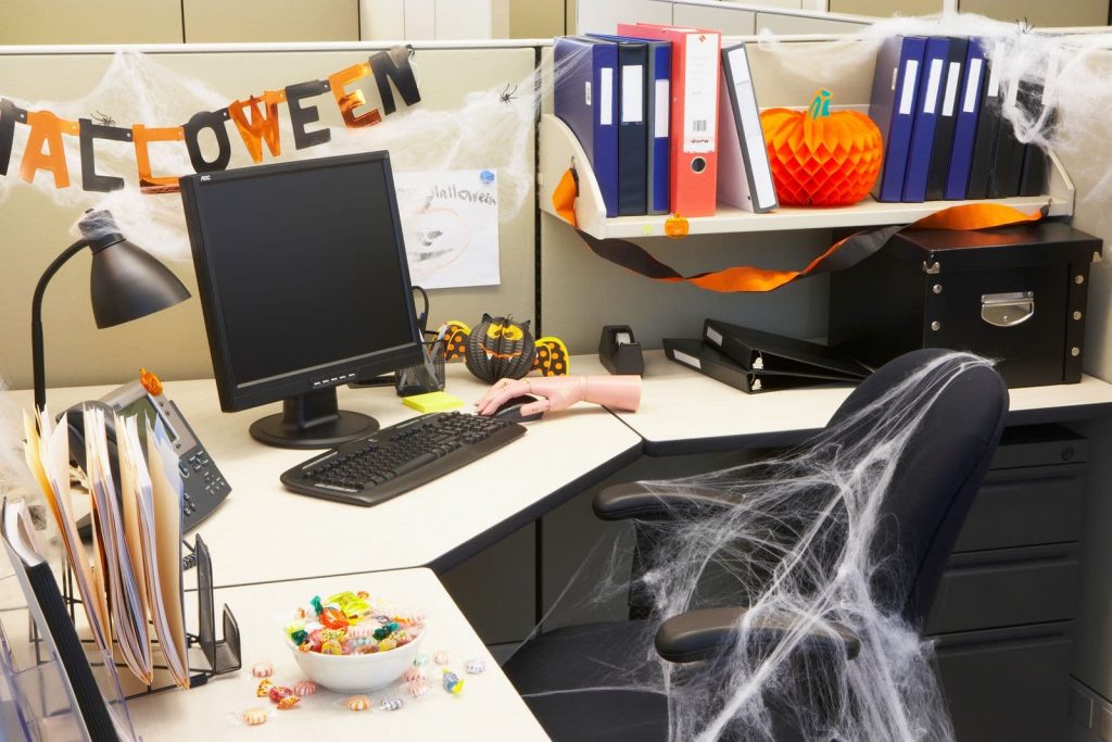 Il est temps de jouer – Idées de décoration d'Halloween amusantes, créatives et élégantes pour le bureau