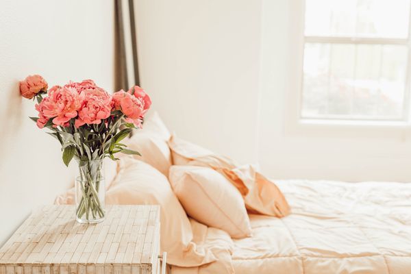 Fleurs sur table de chevet