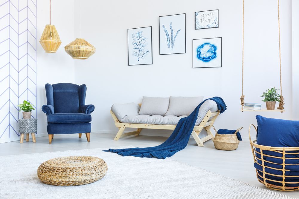 Salon minimaliste avec fauteuil bleu