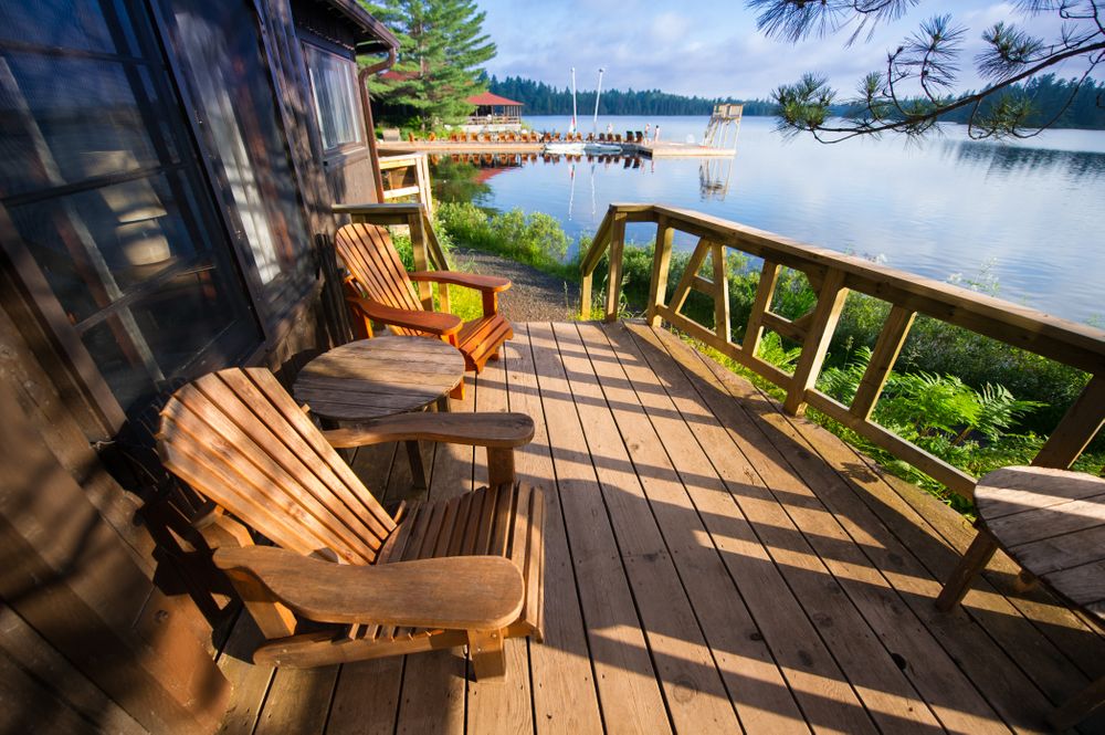 Chaises en bois sur portique d'un chalet rustique