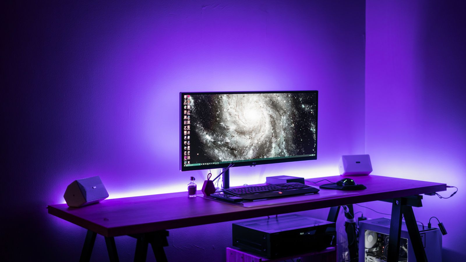 bureau de jeu vidéo lumière mauve