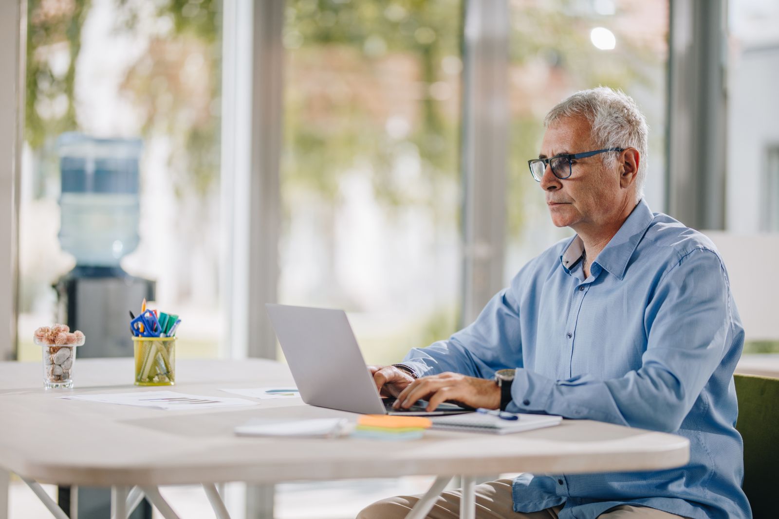 Baby-boomer qui télétravail