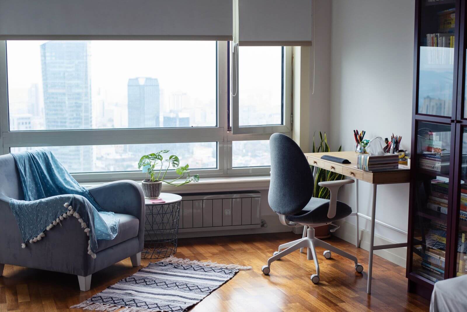 Bureau à la maison confortable avec chaise de bureau ergonomique