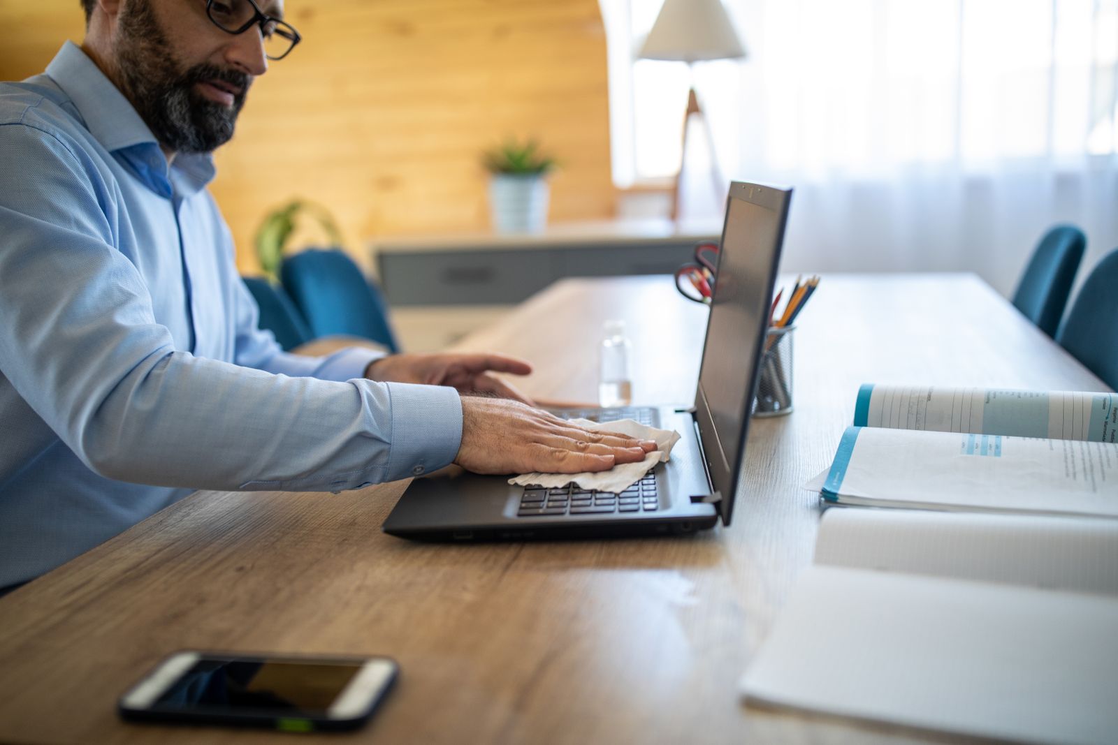 Le ménage du printemps au bureau à la maison améliore la productivité