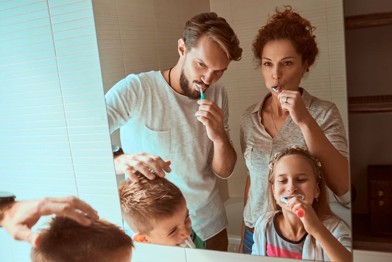 Une famille se brossant les dents ensemble