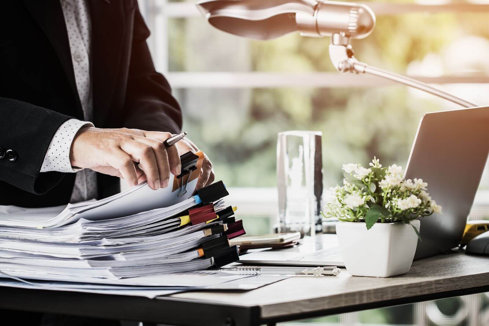 Homme qui organise son bureau au printemps