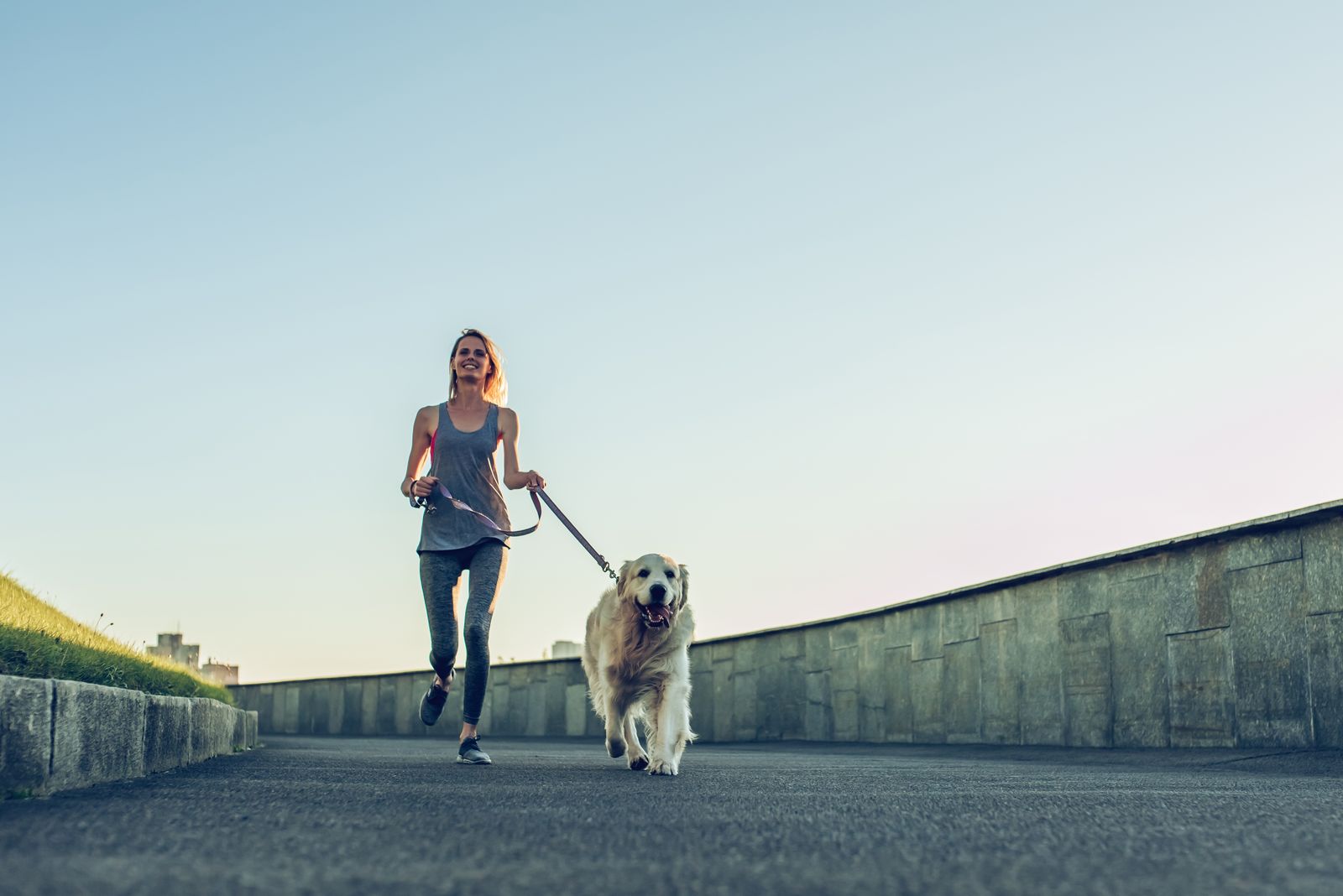 Femme qui fait du jogging avec son chien
