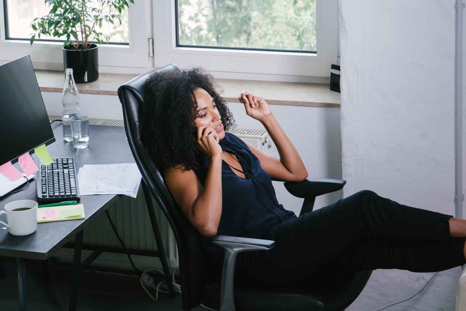 Femme assise sur une chaise de bureau