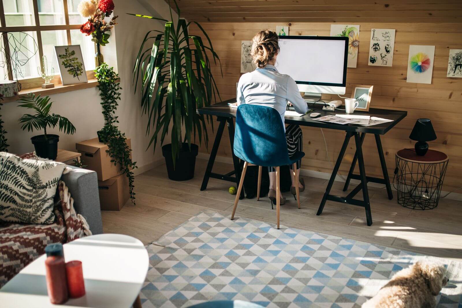 Jeune femme qui travail à la maison