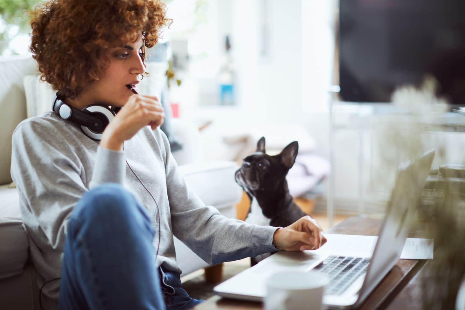 Femme utilisant un ordinateur à la maison