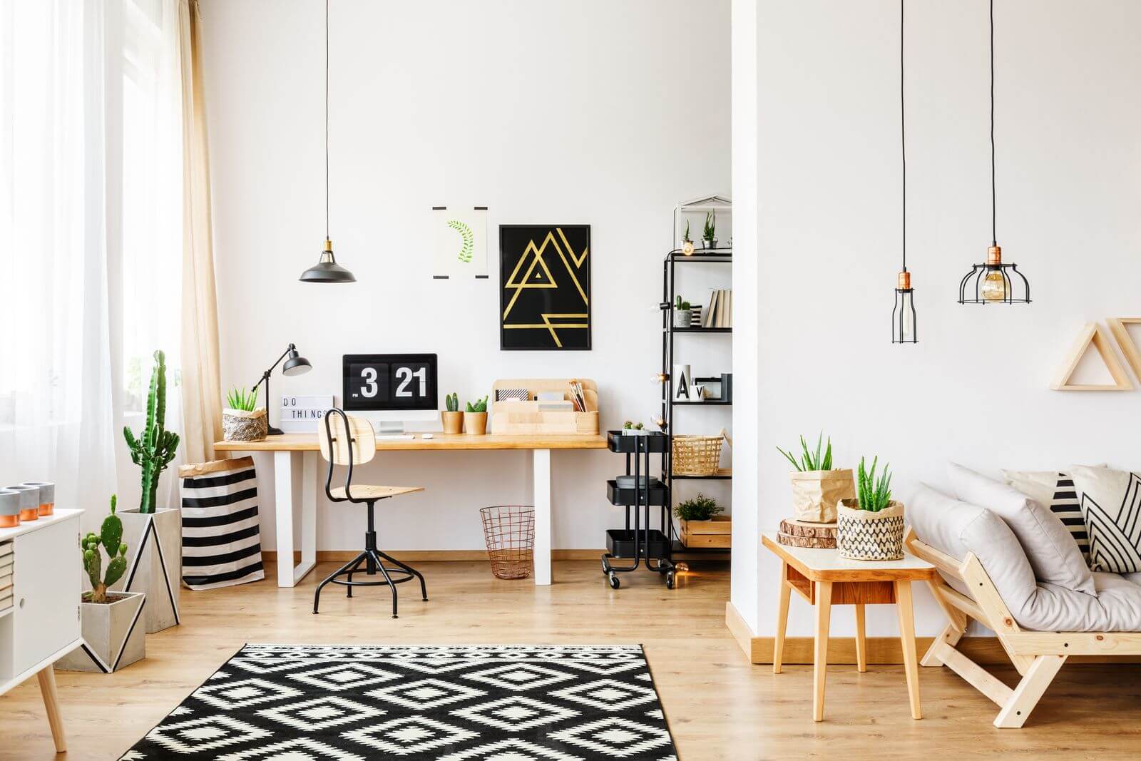 Bureau à la maison avec plusieurs accessoires