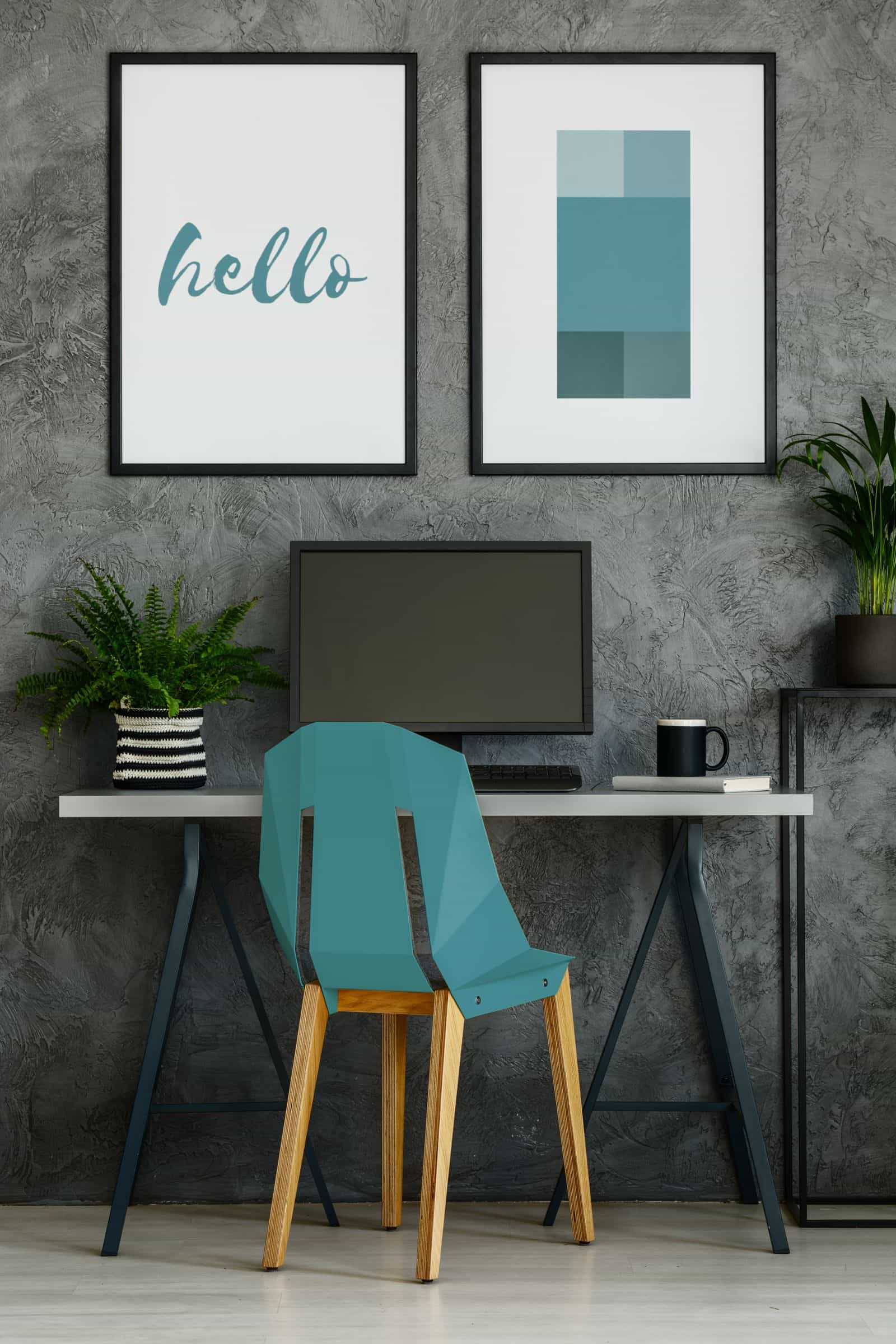 Un bureau à domicile coloré avec une chaise turquoise