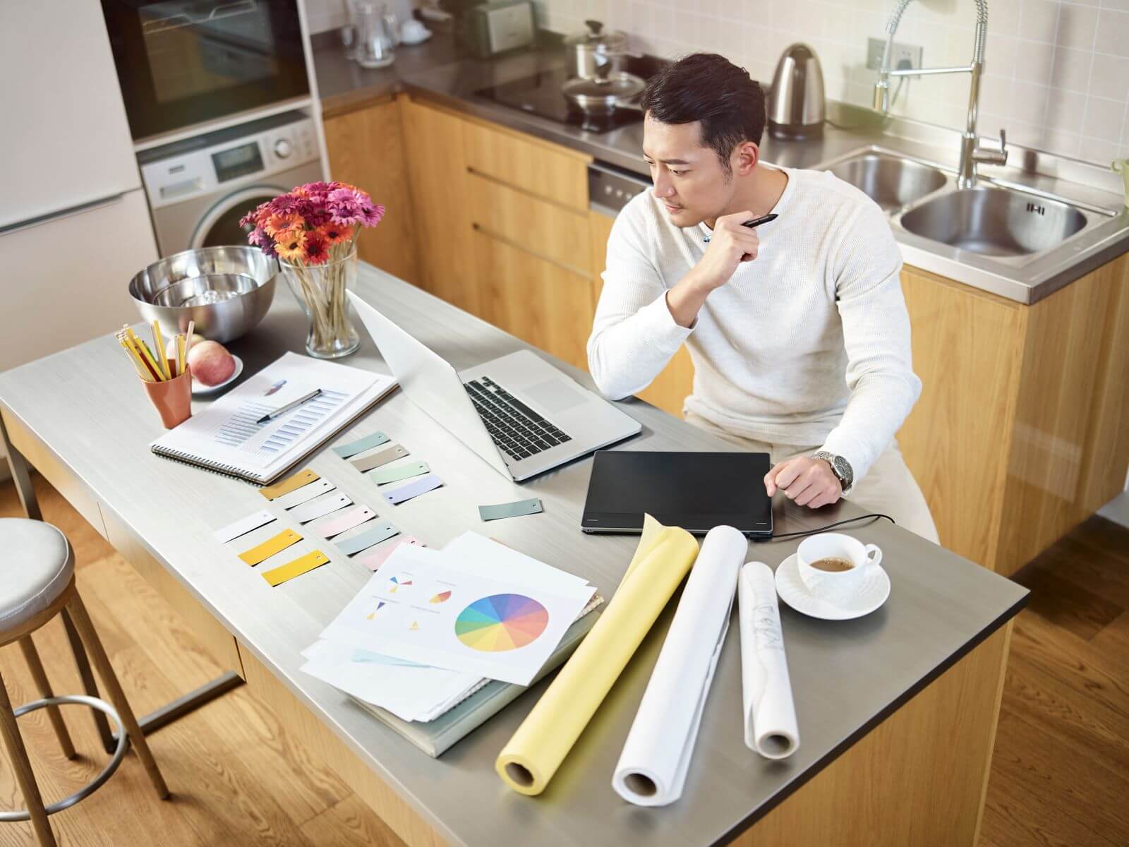 Homme qui travail dans sa cuisine