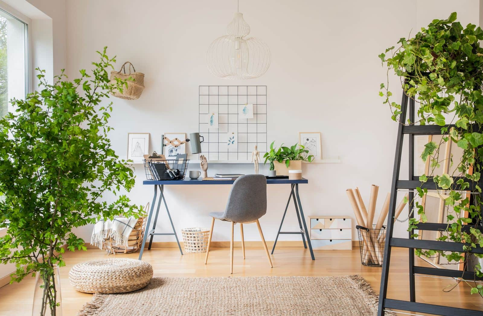 Bureau à domicile rempli de plantes