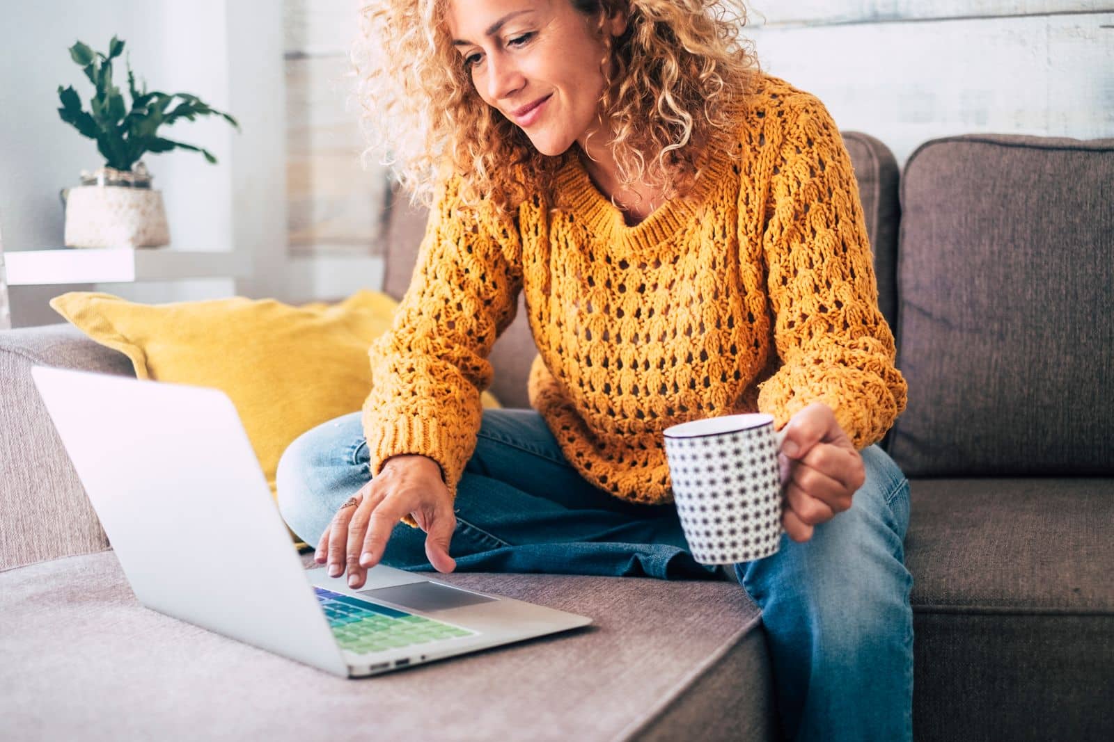 Femme qui travail de la maison sur son sofa