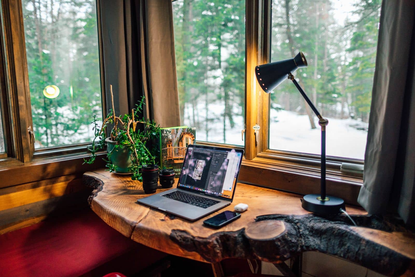 Bureau dans un espace de travail polyvalent