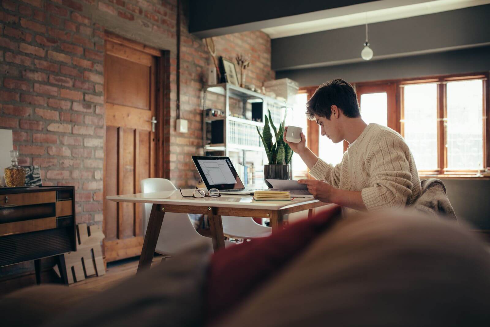 jeune homme qui travail de la maison