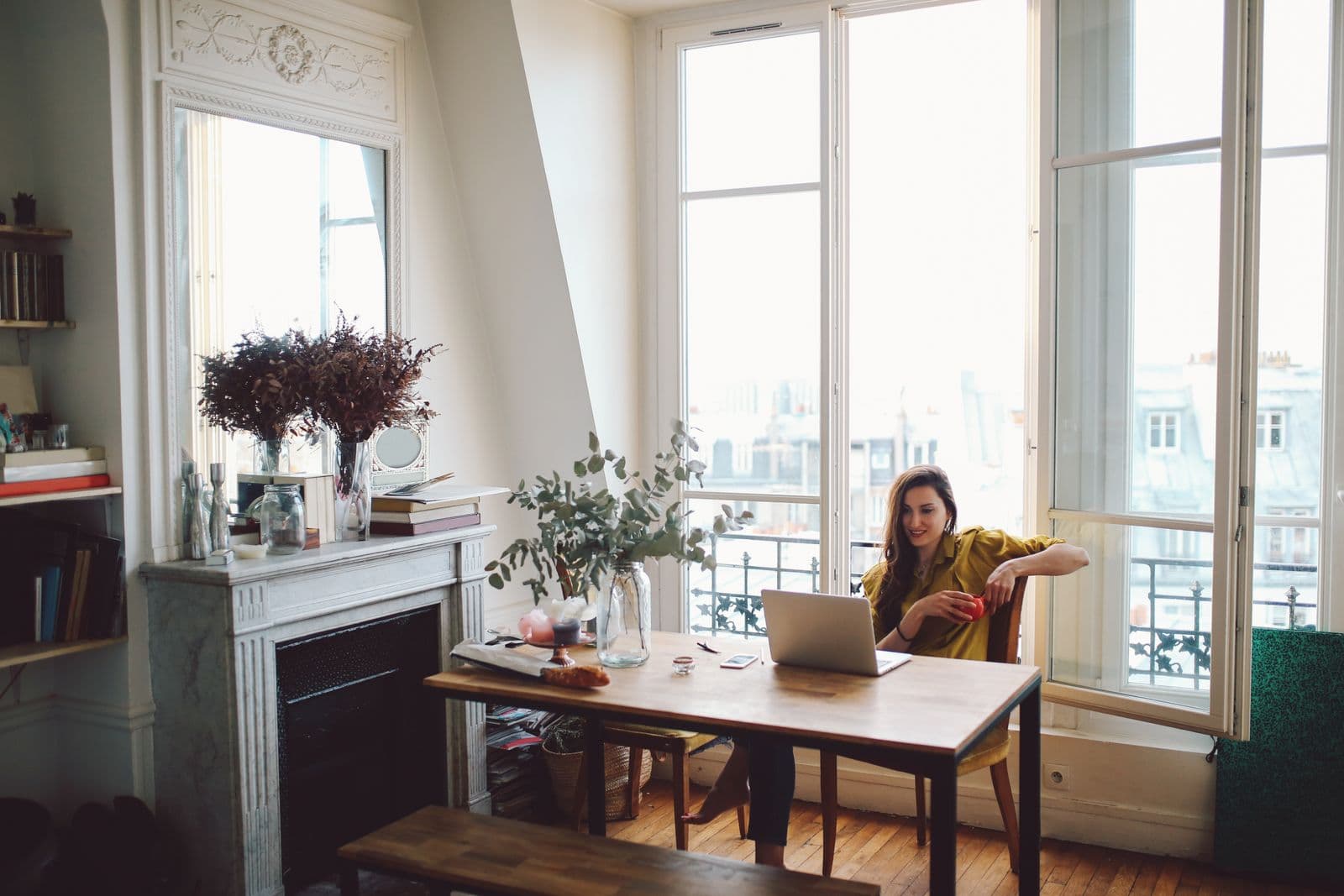 Femme dans son espace de travail polyvalent