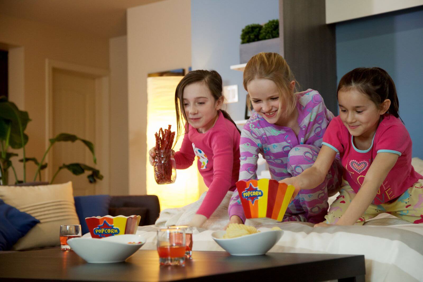 Des enfants qui jouent sur un lit escamotable de Bestar