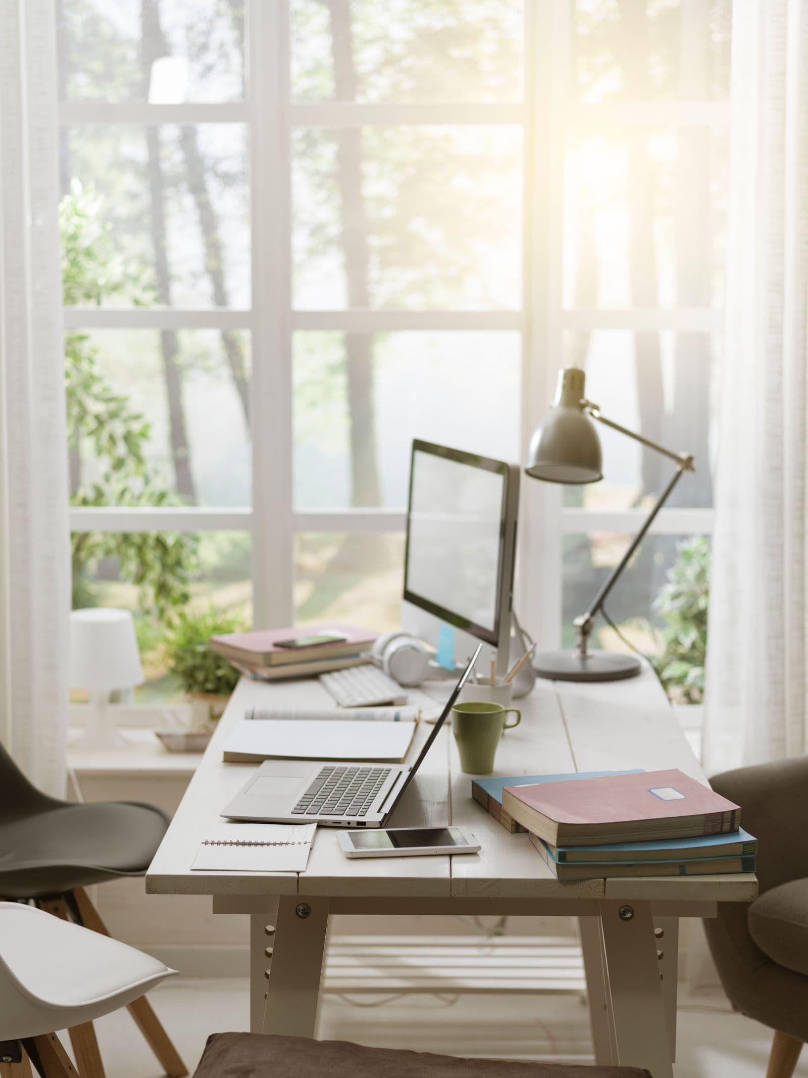 Bureau à domicile avec de l'éclairage naturel