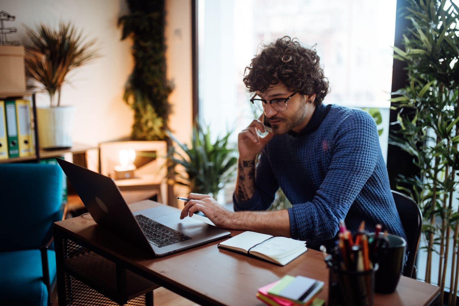 Homme qui fait du télétravail