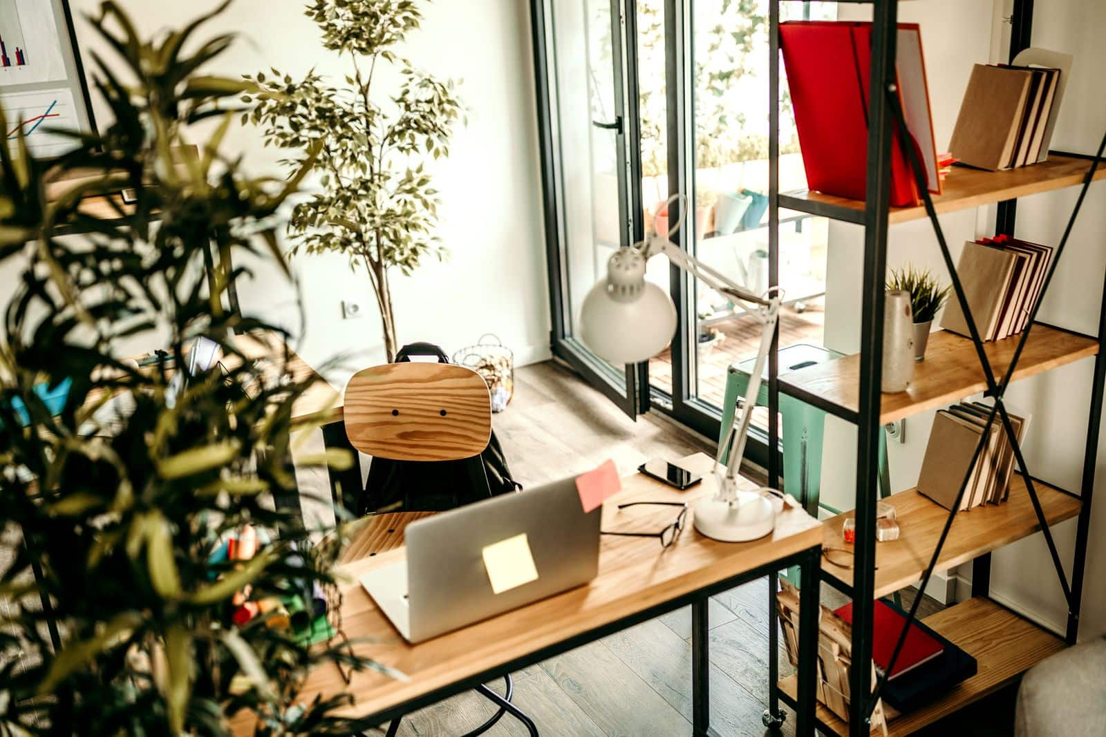 Petit bureau à domicile pour le télétravail