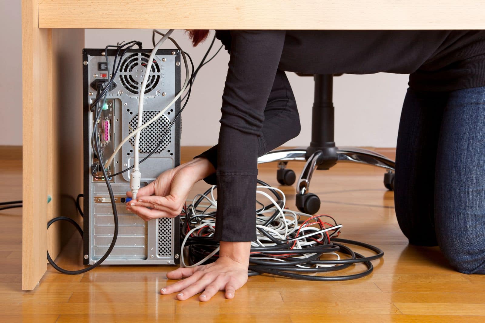 Femme qui organize des fils et des cables d'ordinateur