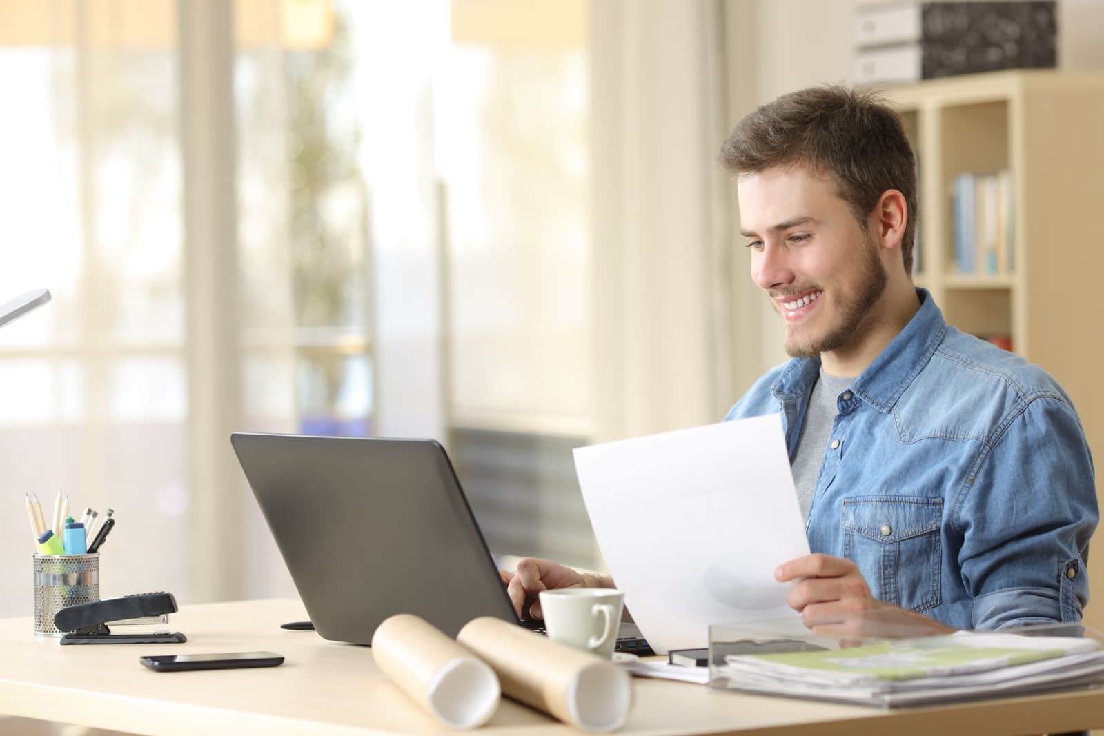 Jeune homme heureux en télétravail