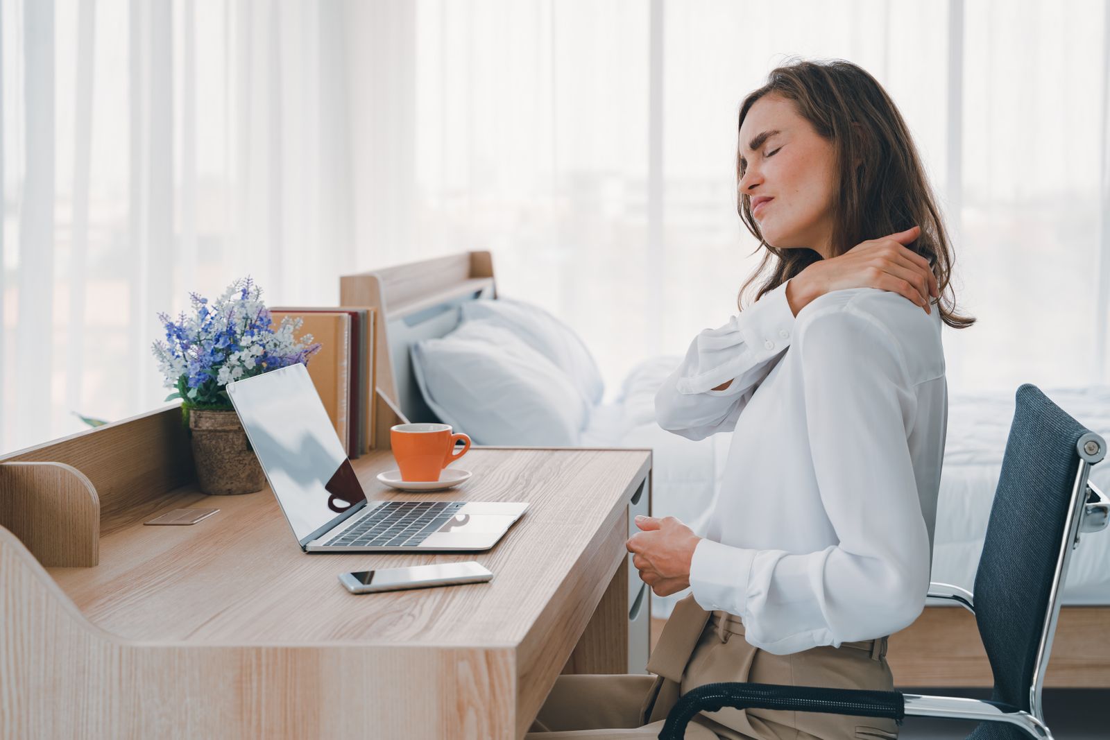 Femme en télétravail avec de la douleur au dos