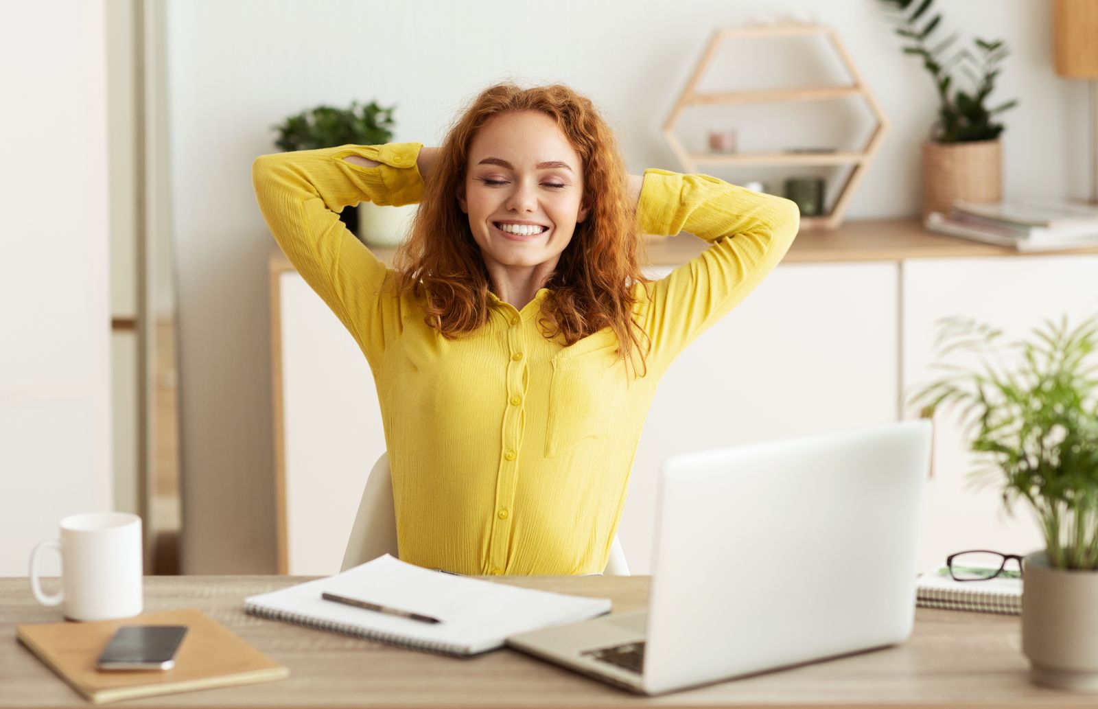 Femme heureuse en télétravail