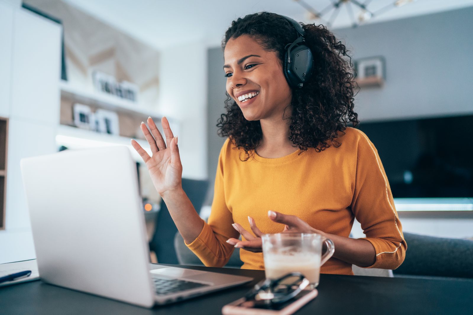 Une femme en téléconférence à partir de son bureau à domicile