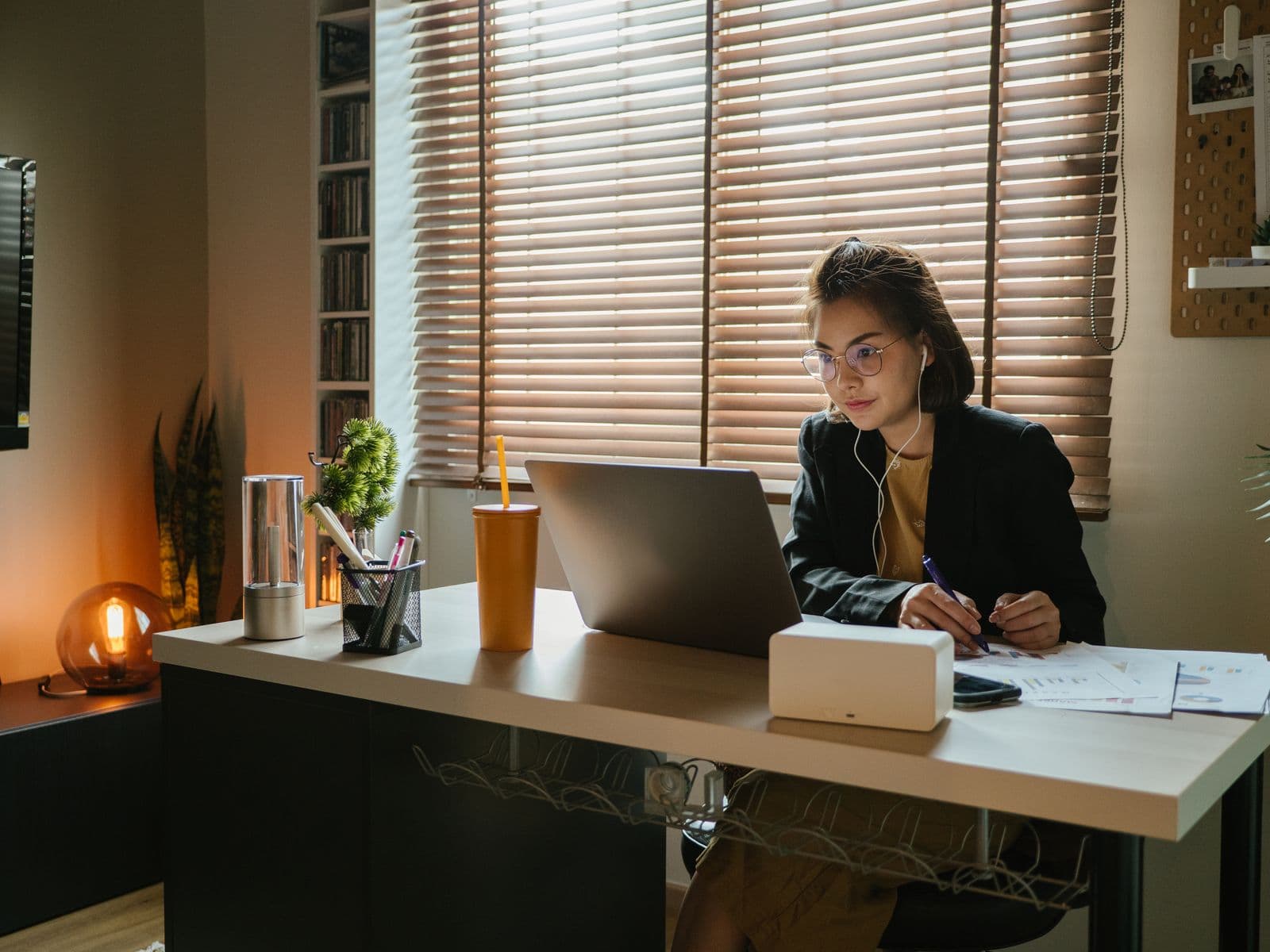 Femme qui fait du télétravail