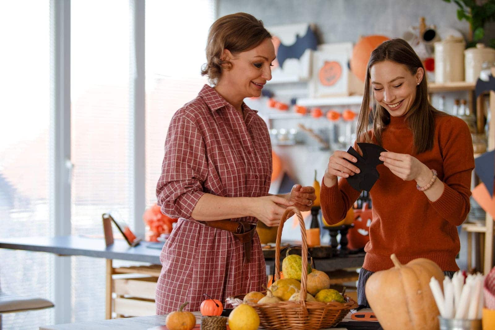 Femmes qui fabriquent leurs décorations d'Halloween