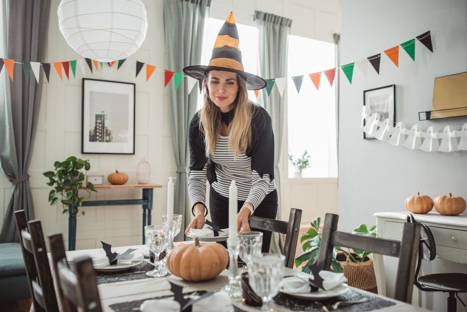 Femme qui décore la salle à manger pour Halloween