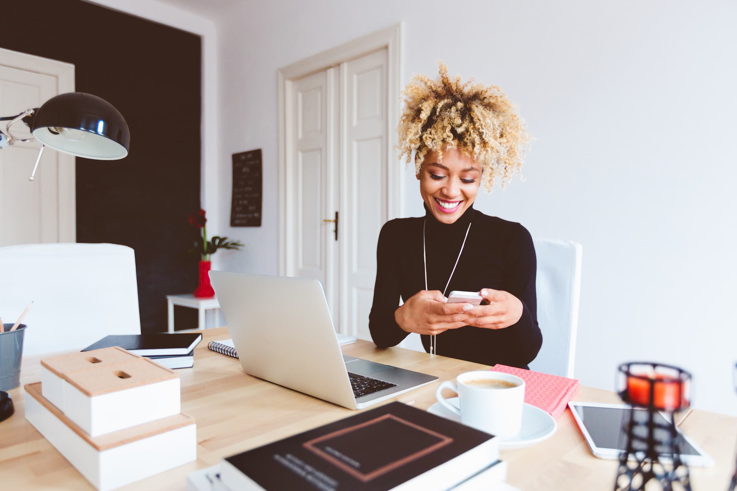 Femme souriante en télétravail après le nouvel an