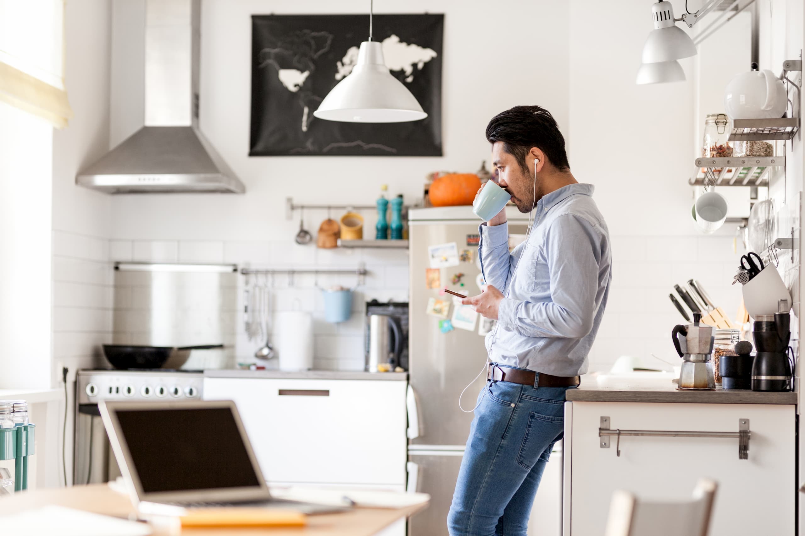 Homme prenant une pause en télétravail