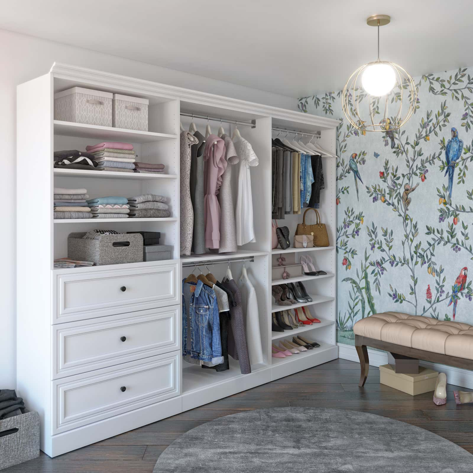 rangement pour garde-robe dans un walk-in au papier peint fleuri