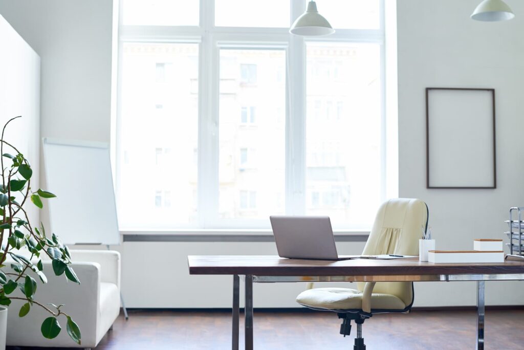 bureau avec décor blanc et grange fenêtre