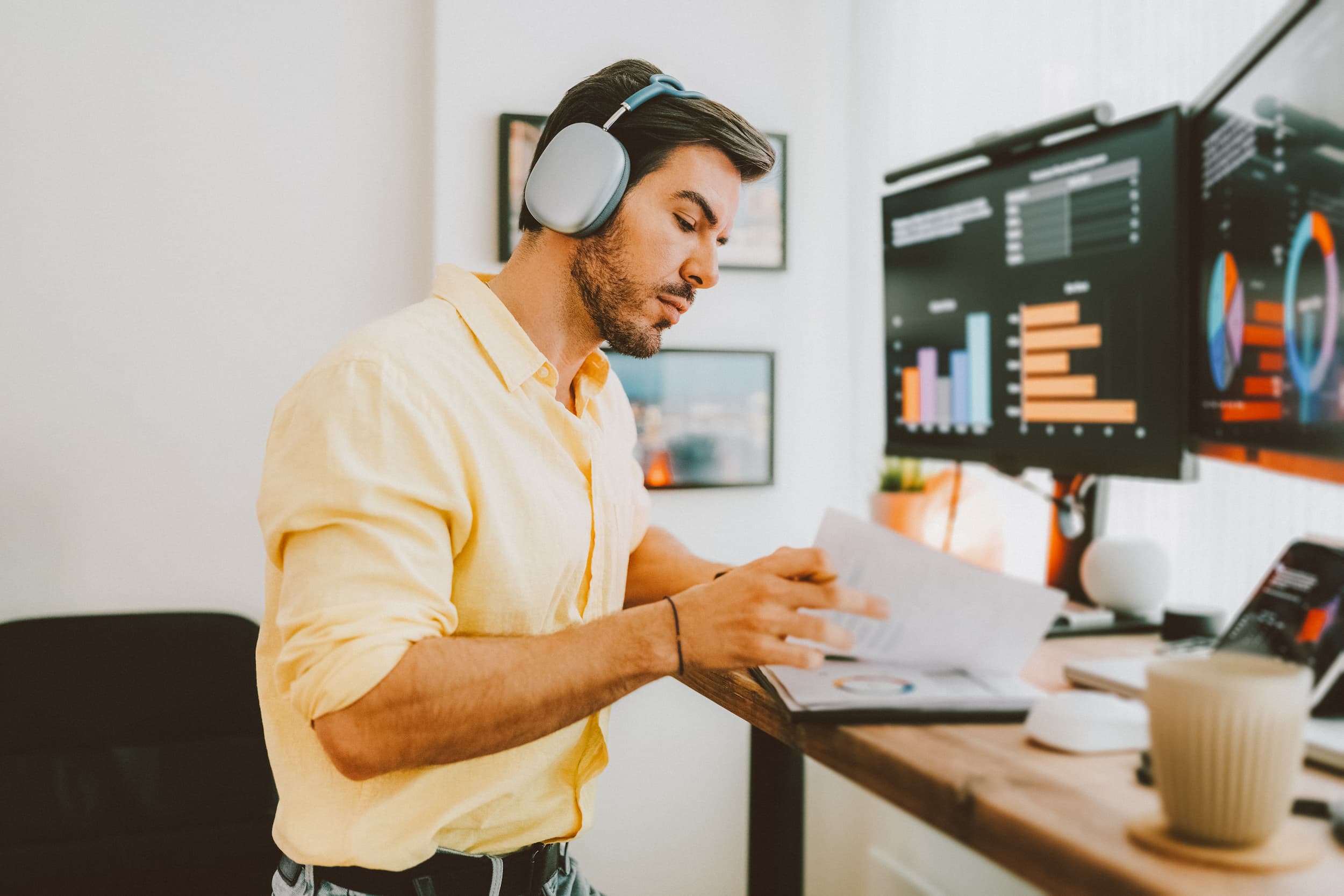 homme en télétravail à un bureau ajustable