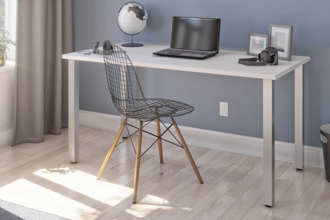 Universel Table de bureau 60L avec pattes de métal carrées